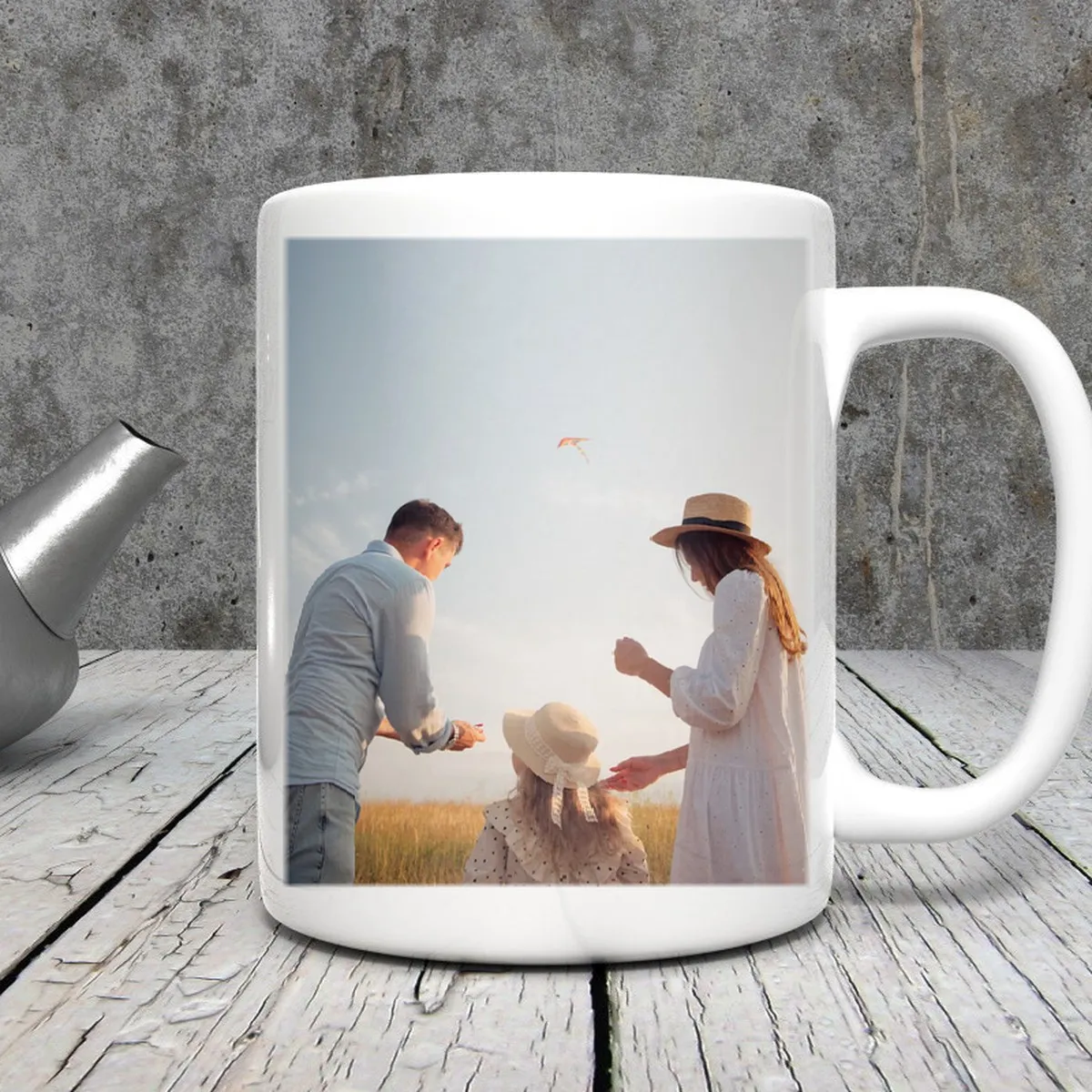Mug imprimé d'une photo de famille qui fait voler un cerf-volant